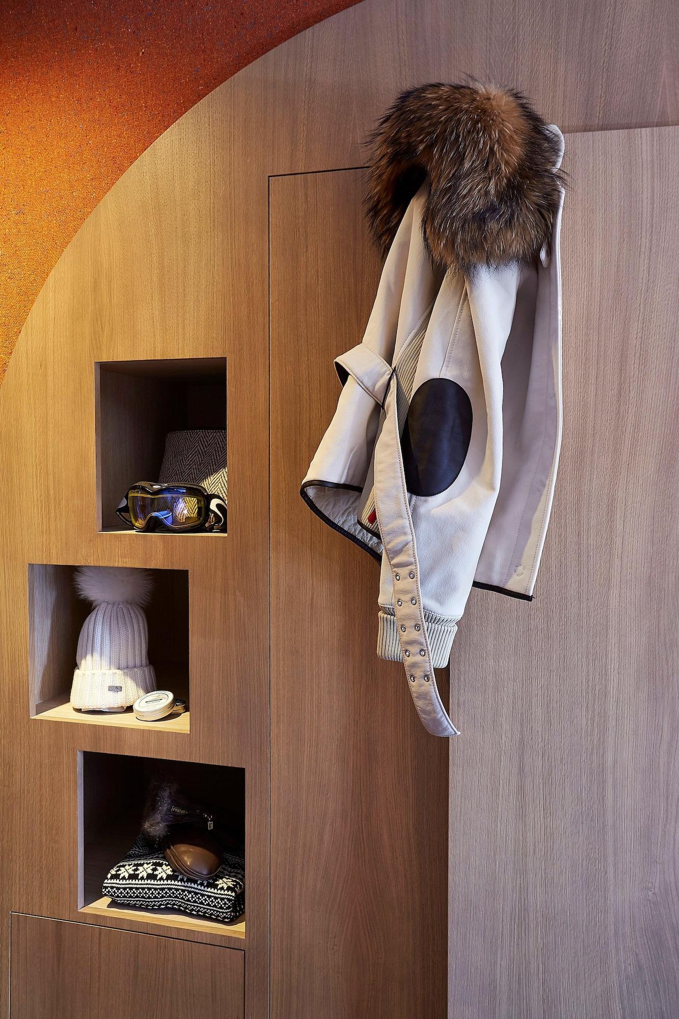 Des Dromonts By Sowell Collection